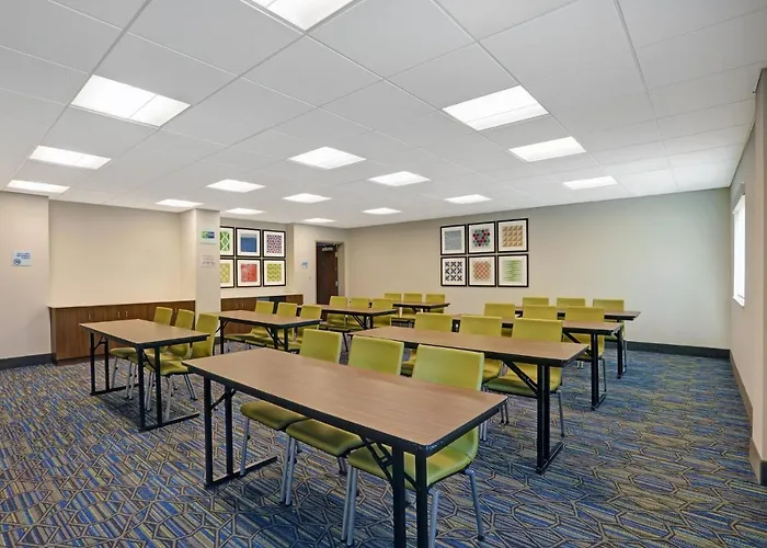 Holiday Inn Express & Suites - Lenexa - Overland Park Area By Ihg